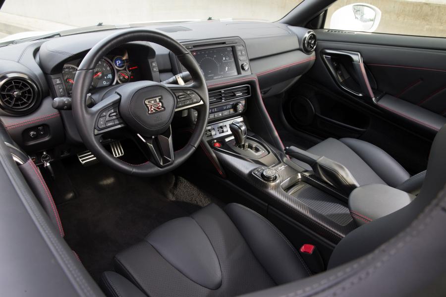 Интерьер Nissan GT-R Track Edition 2016 года  (WW) (фото 3 из 21)